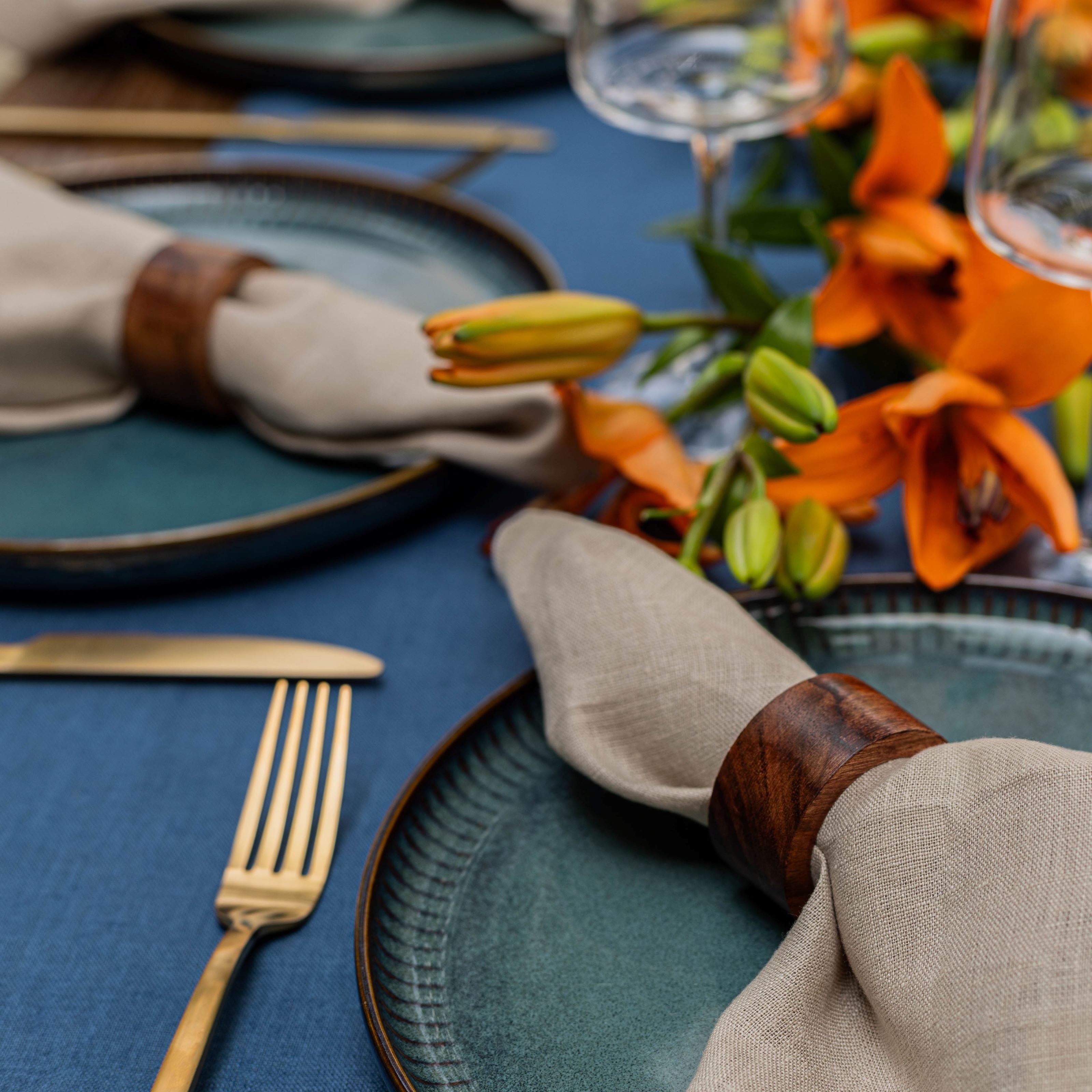 Blue linen tablecloth with beige sand napkins